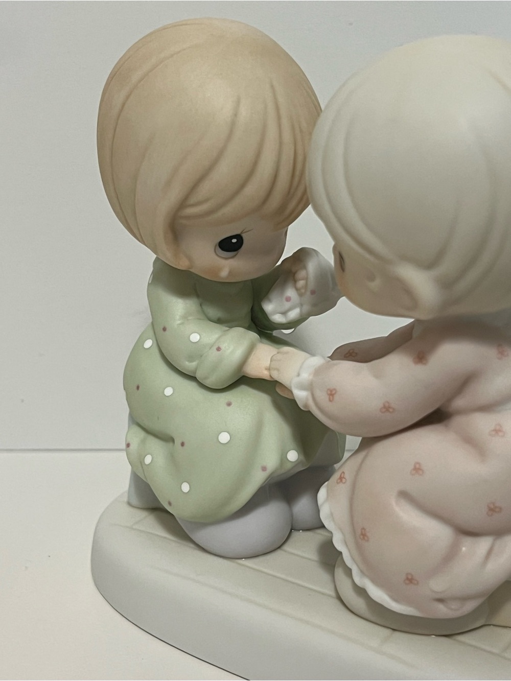 Porcelain Figurine of Two Girls in Pastel Pink and Green - Picture 3 of 7